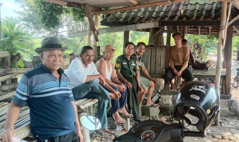 Babinsa Koramil Kesamben Lakukan&nbsp;Komsos