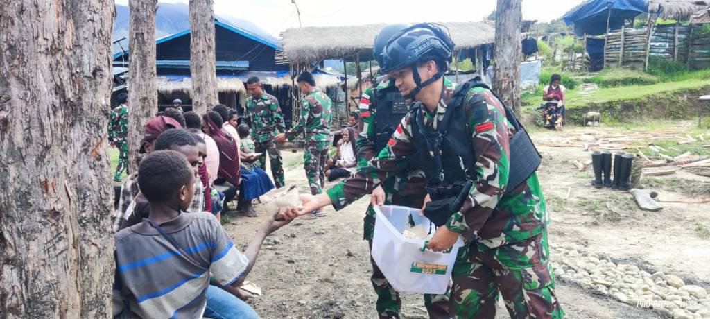 Satgas Pamrahwan Yonif 721/Makkasau Ajak Warga Makan&nbsp;Bersama