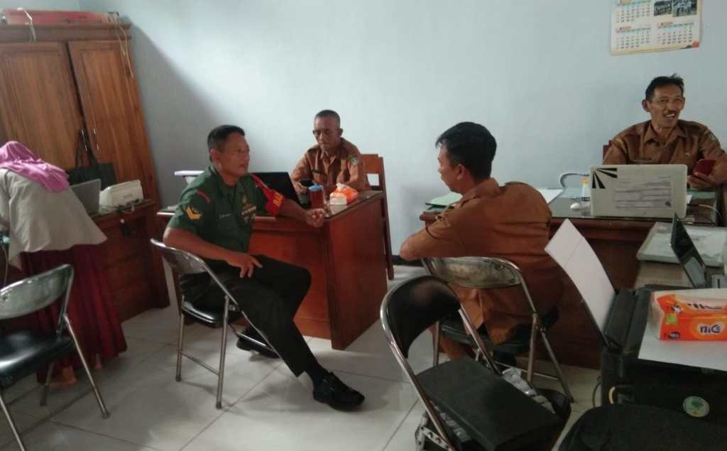 Babinsa Koramil Sumobito Lakukan Komsos dengan Perangkat&nbsp;Desa