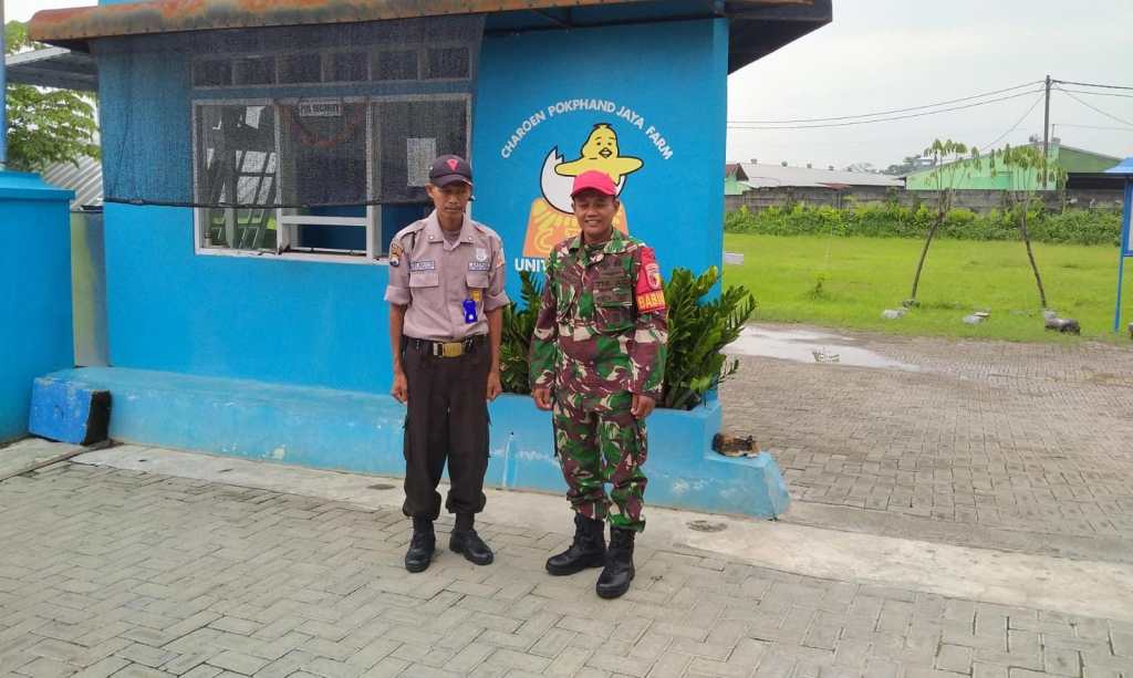 Menjelang Malam Takbir, Babinsa dan Bhabinkamtibmas Lakukan Pengamanan Desa