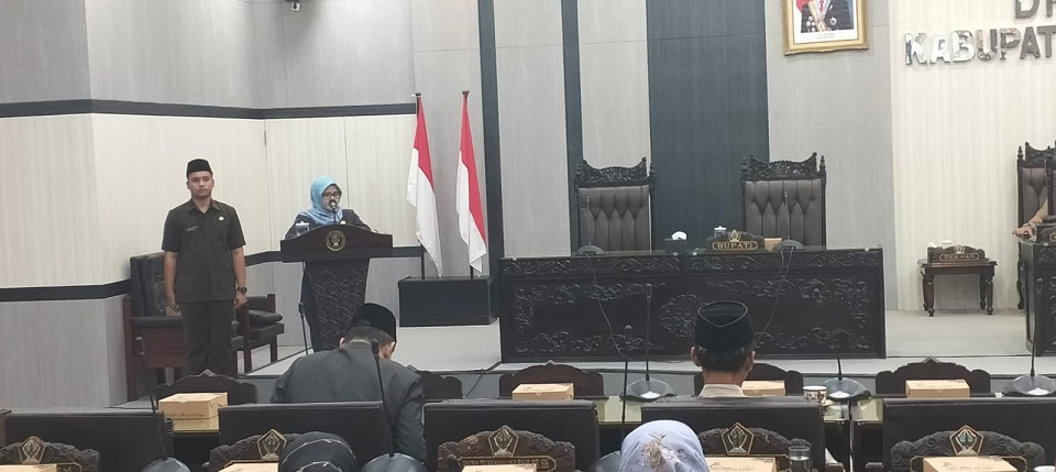 Bupati Blitar Beri Jawaban Atas PU Fraksi Tentang 3 Ranperda di Paripurna DPRD Kabupaten&nbsp;Blitar