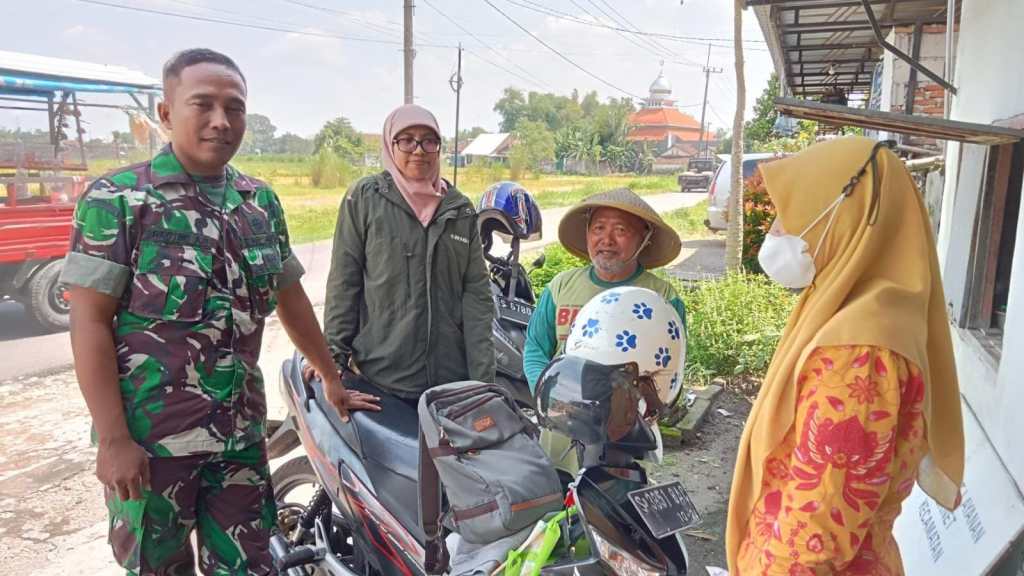 Babinsa Koramil Kabuh Silaturahmi dengan&nbsp;Warga