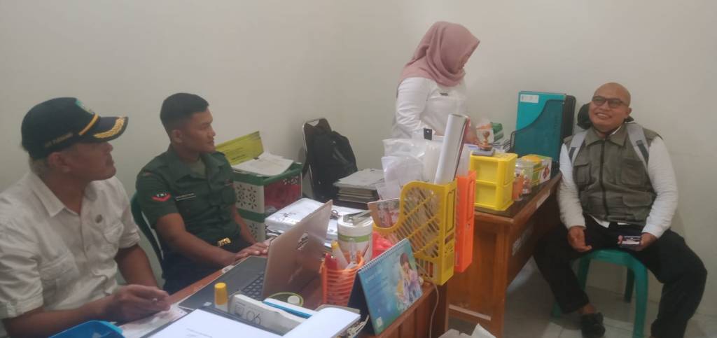 Babinsa Koramil Diwek Komsos dengan Perangkat&nbsp;Desa