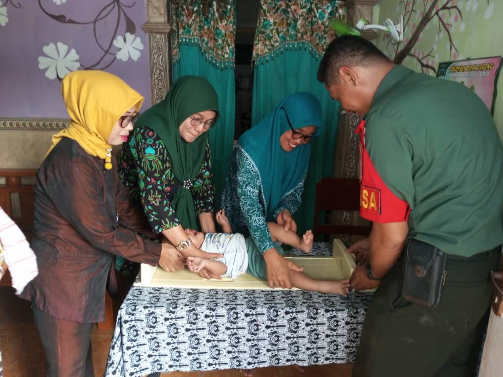 Babinsa Koramil Jombang Dampingi&nbsp;Posyandu