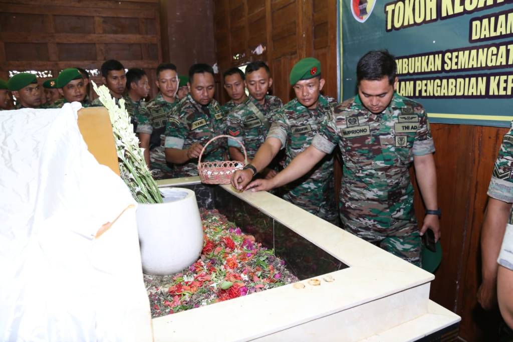 Prajurit Kodim Lamongan Ziarah ke Makam&nbsp;Leluhur