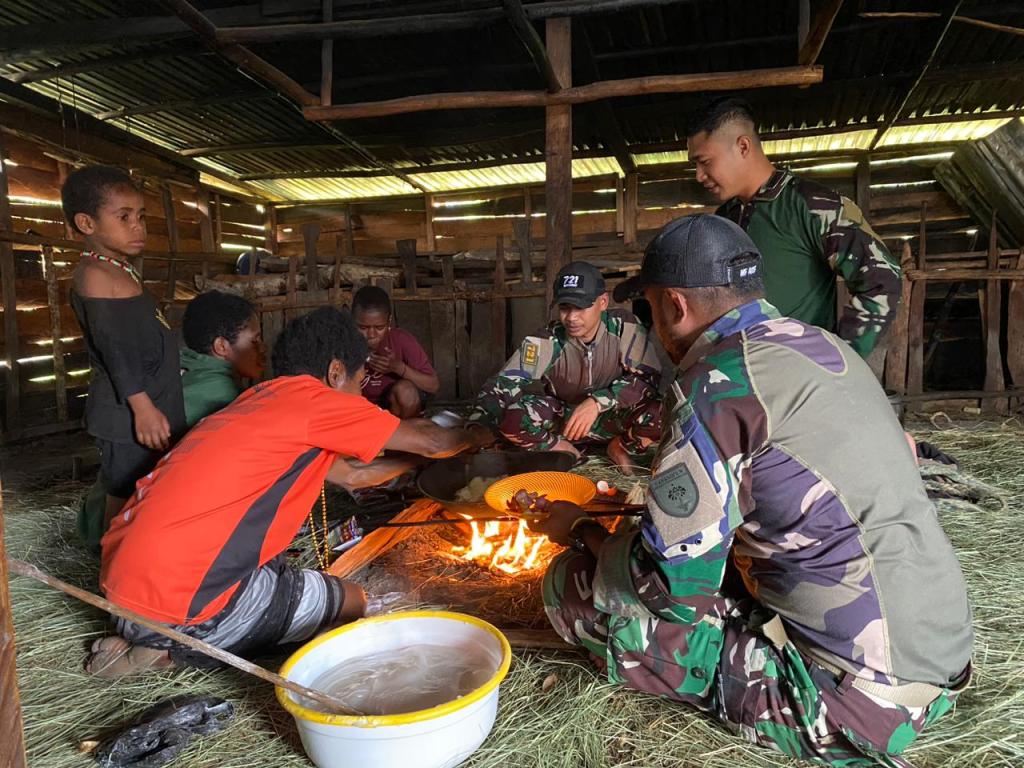 Satgas Yonif 721 Gelar Makan Bersama&nbsp;Warga