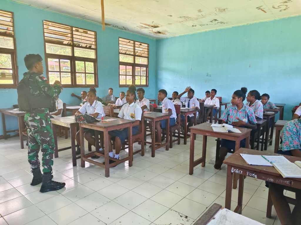 Satgas Yonif 721 Edukasi Soal Kesehatan di SMPN 1&nbsp;Dabra