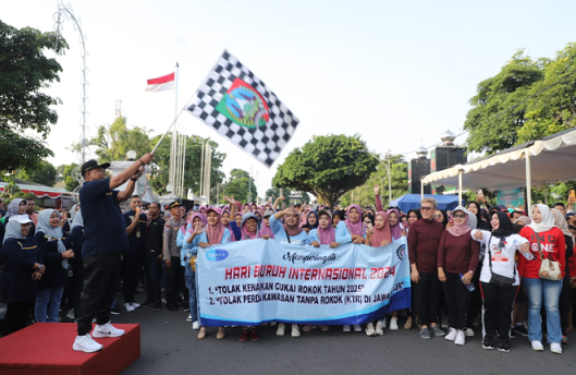 Peringati Hari Buruh, Ribuan Pekerja Semarakkan Fun Walk Bareng Pj Bupati&nbsp;Jombang