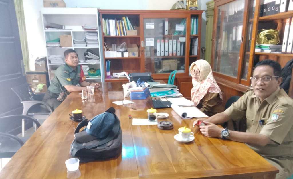 Babinsa Koramil Kudu Komsos dengan&nbsp;Warga