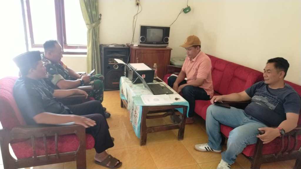 Babinsa Koramil Peterongan Komsos dengan Perangkat&nbsp;Desa