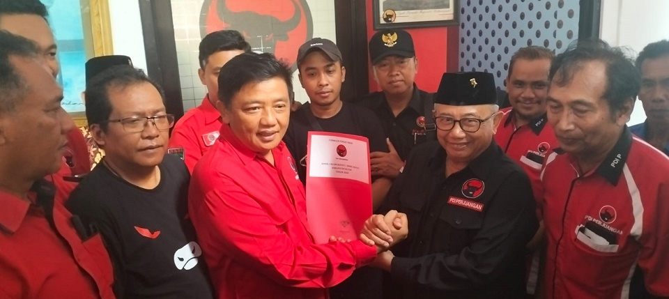 Dikawal Ratusan Relawan, Guntur Wahono Ambil Formulir Cabup di Kantor DPC PDIP Kabupaten&nbsp;Blitar