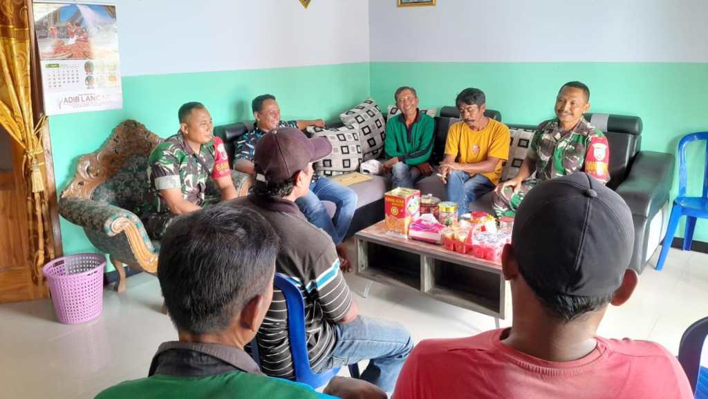 Danramil Ngoro Komsos dengan&nbsp;Warga