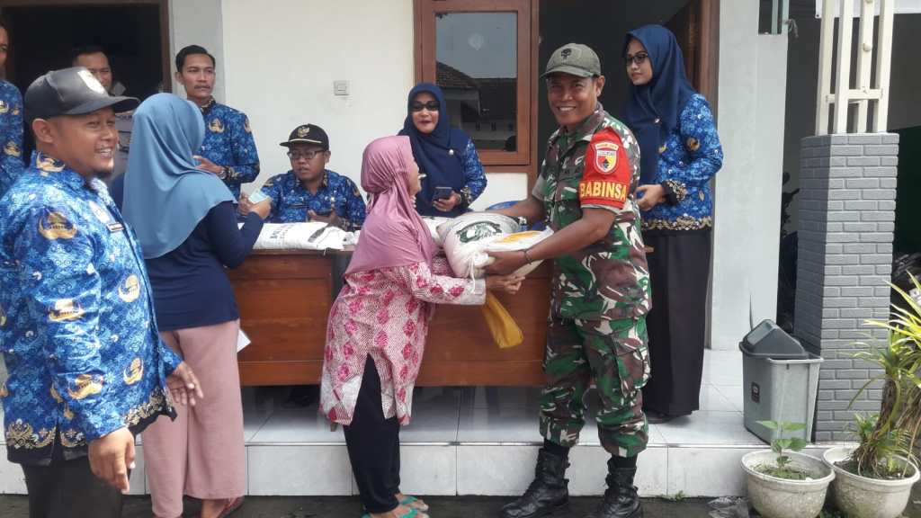 Babinsa Koramil Kabuh Salurkan&nbsp;Bansos