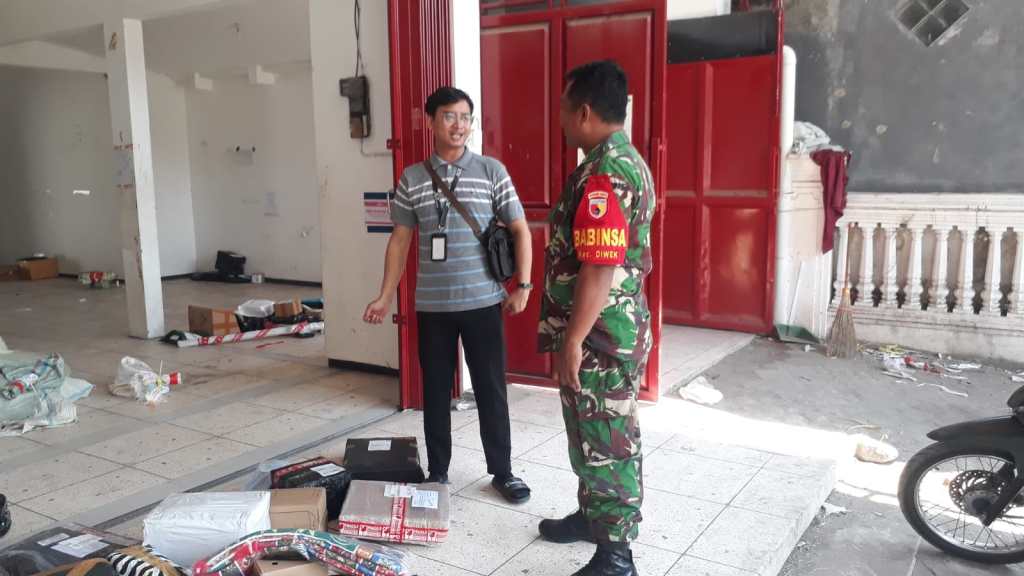 Babinsa Diwek Komsos dengan Warga