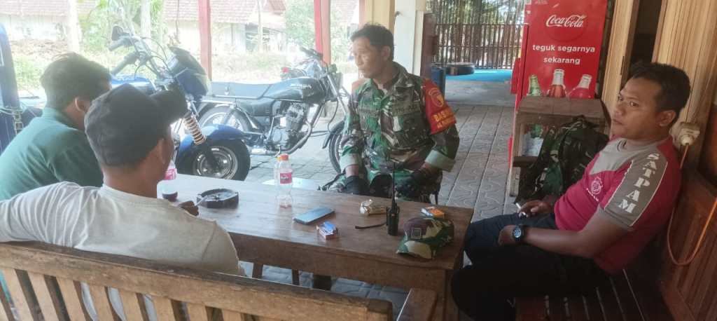 Babinsa Koramil Wonosalam Komsos dengan Warga Desa