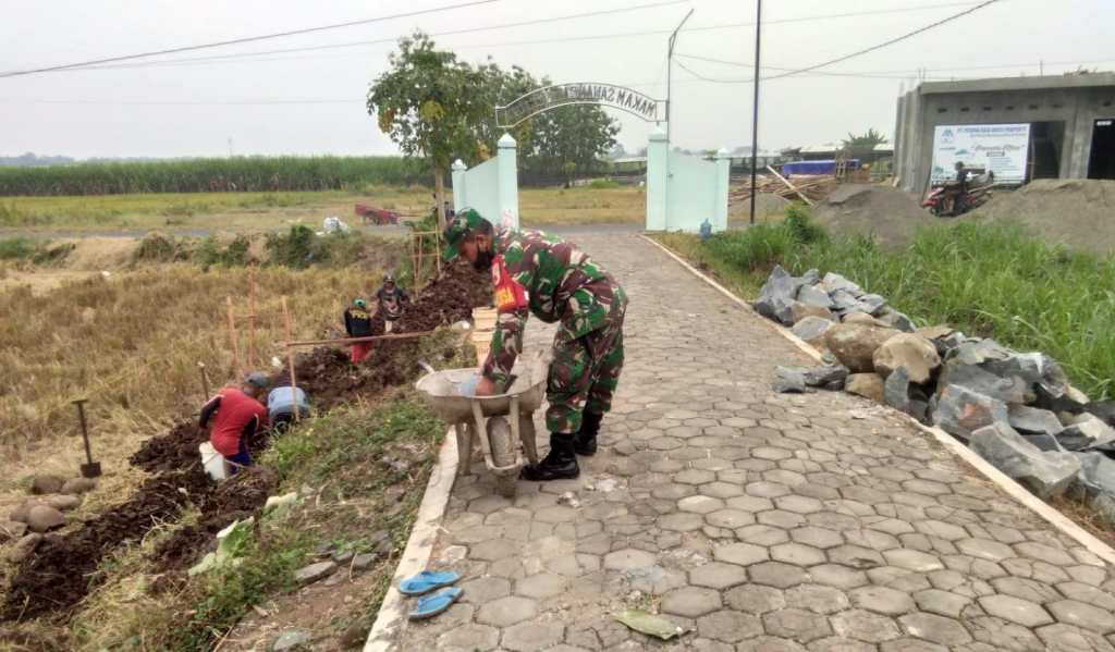 Babinsa Koramil Mojowarno Lakukan Karya&nbsp;Bakti