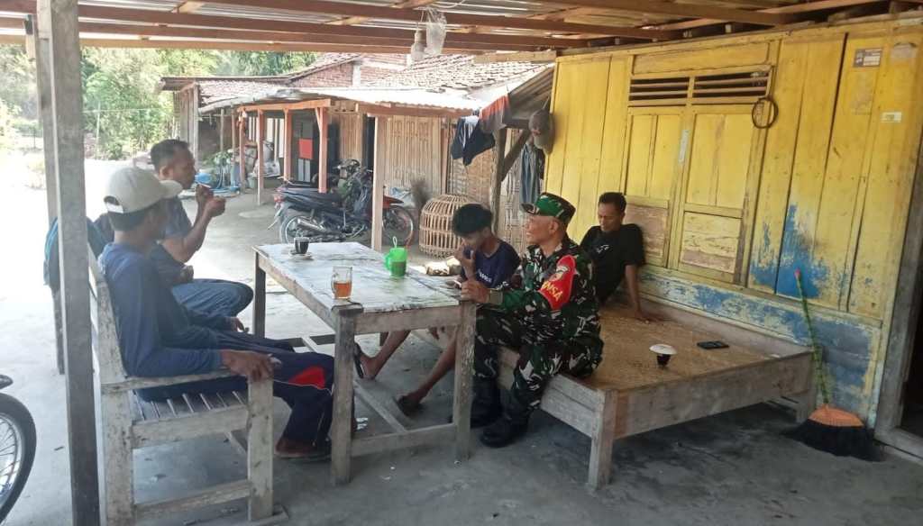 Babinsa Kabuh Komsos dengan Masyarakat