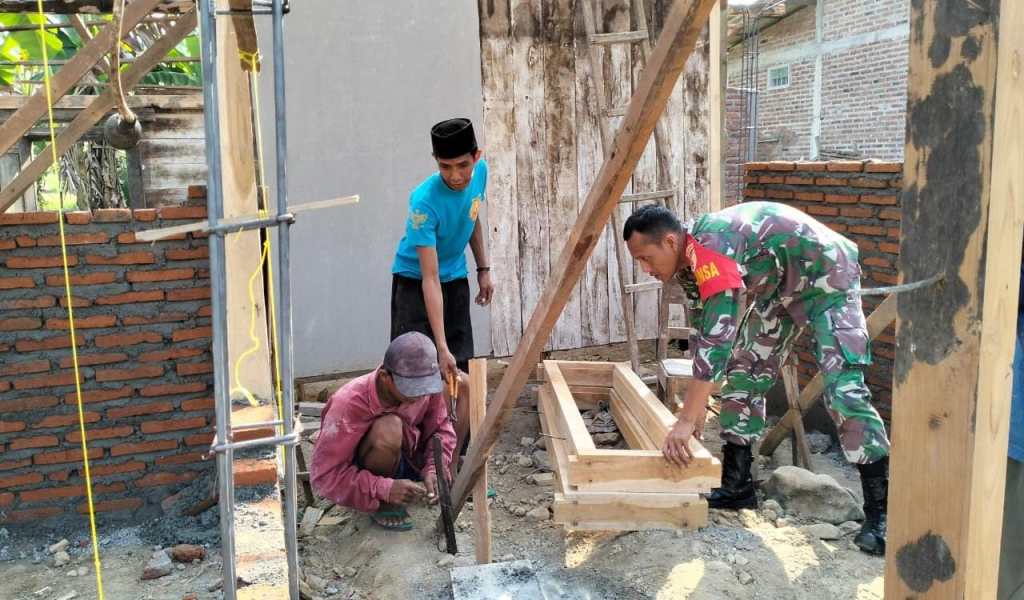 Babinsa Kabuh Percepat Pembangunan&nbsp;Dapur