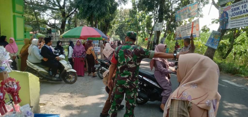 Babinsa Koramil Perak Hadiri Pelepasan Siswa SMPN&nbsp;2