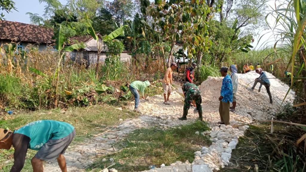 Babinsa Bluluk Permudah Akses Petani Menuju ke Sawah