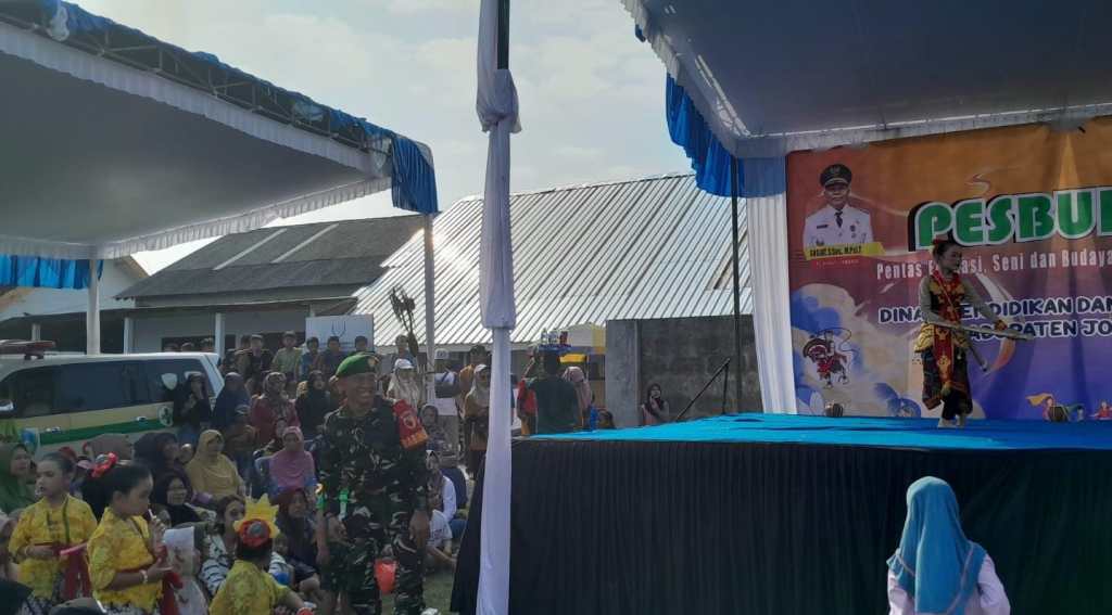 Babinsa Kudu Amankan Pelaksanaan Pentas Seni