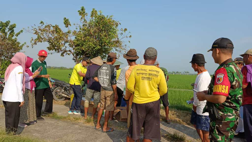 Babinsa dan Warga Bersinergi Kendalikan Hama