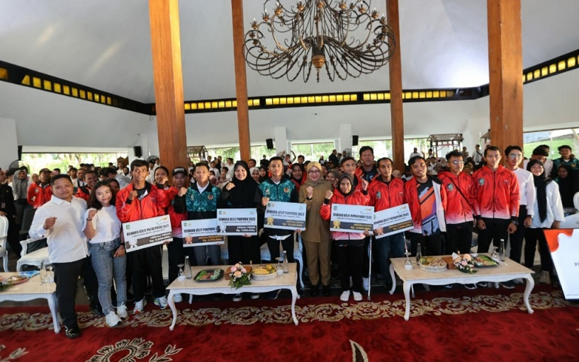 Bupati Ipuk Serahkan Bonus Bagi Atlet Peraih Medali di Ajang Porprov Jatim V111/2023 dan Peparprov Jatim 2023