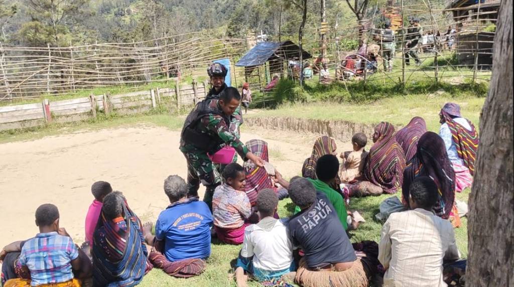 Satgas Yonif 721/Makkasau Ajak Warga Makan&nbsp;Bersama