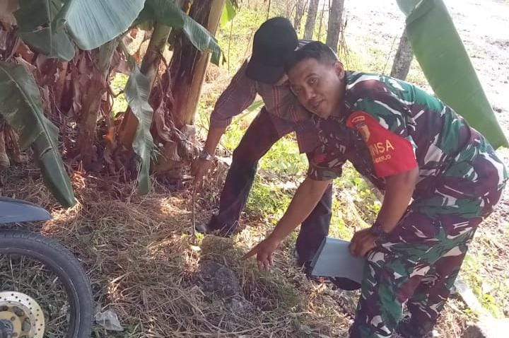Babinsa Koramil Jombang Cek Batas Patok Antar&nbsp;Desa