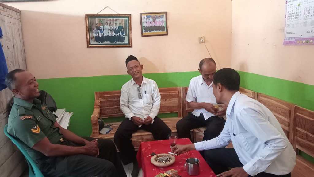 Babinsa Diwek Komsos dengan Pengurus MI Darul Ulum