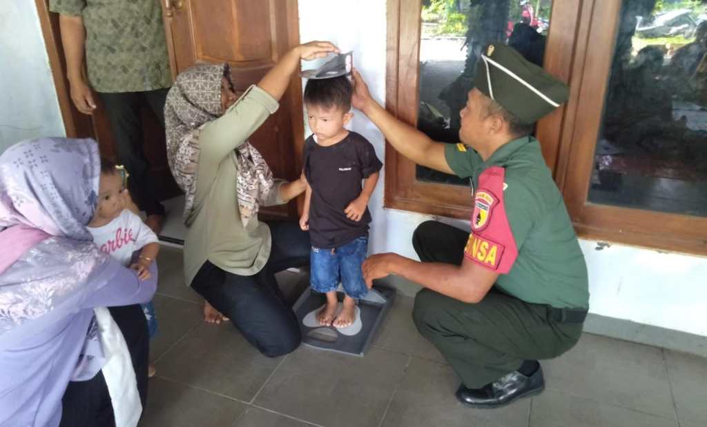 Sertu Mofik Dampingi Posyandu Balita