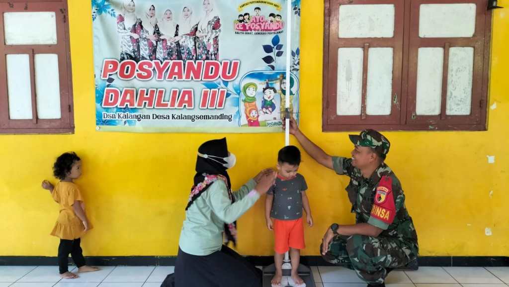 Babinsa Perak Dampingi Posyandu Balita