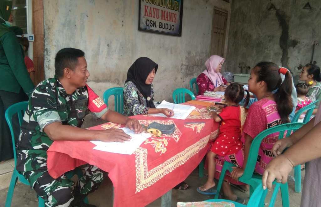 Babinsa Koramil Sumobito Kawal&nbsp;Posyandu