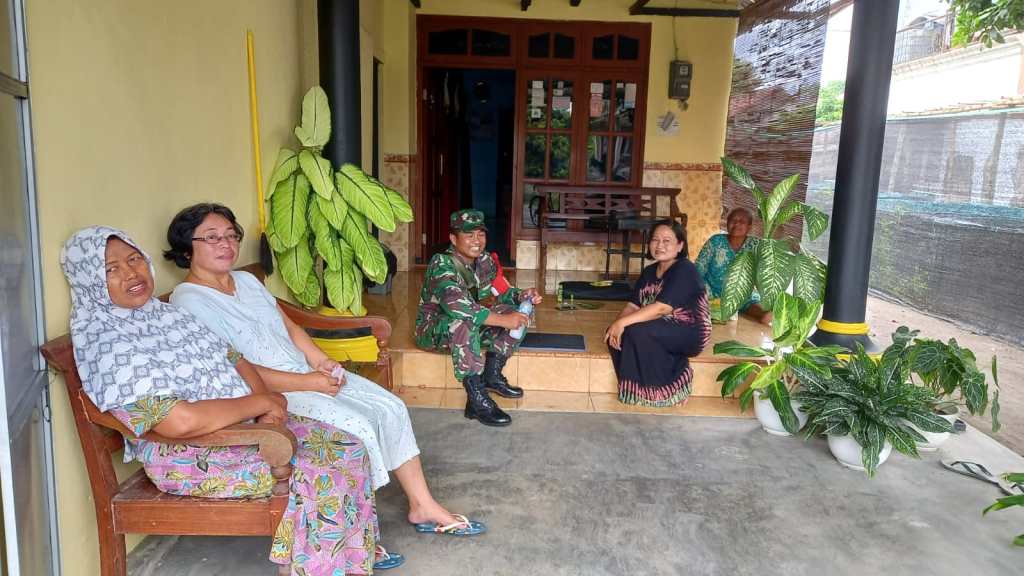 Babinsa Peterongan Tingkatkan Komsos