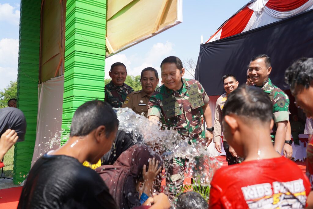 Mayjen TNI Rafael Resmikan Sejumlah Sumber Titik Air di Madiun