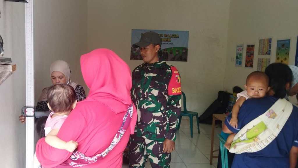 Babinsa Koramil Tembelang Dampingi Posyandu