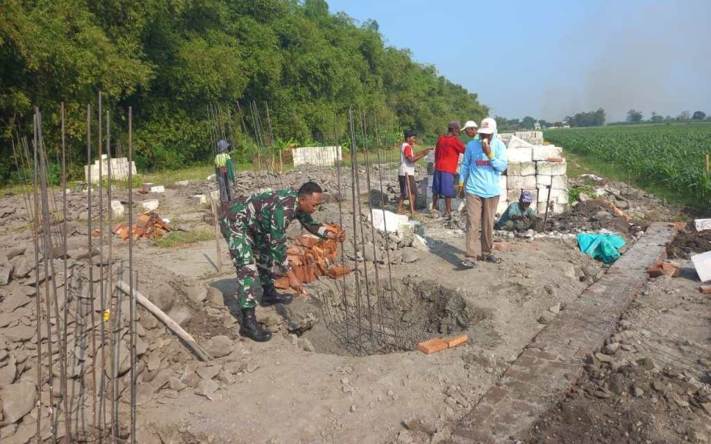 Serda Wawan Pasang Pondasi