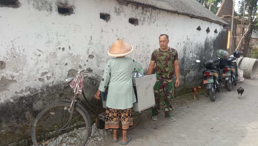 Babinsa Jogoroto Komsos dengan Warga