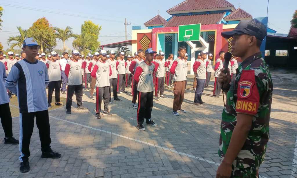 Babinsa Koramil Megaluh Latih&nbsp;Kedisiplinan