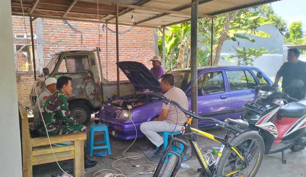 Babinsa Diwek Komsos dengan Warga