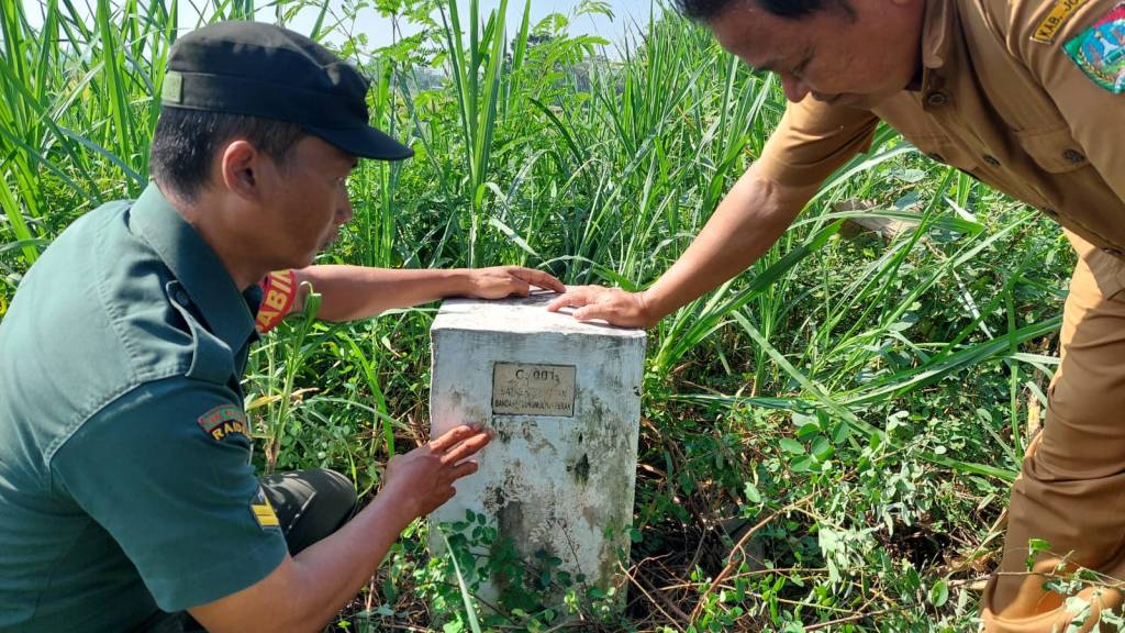 Babinsa Perak Cek Patok Batas Antar&nbsp;Desa