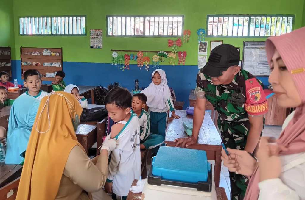 Babinsa Koramil Ngusikan Dampingi&nbsp;Vaksinasi