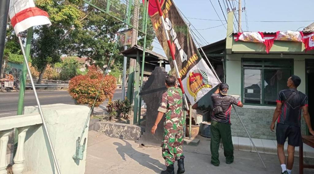Koramil Perak Pasang Banner Peringatan HUT RI ke-79