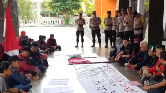 Kawal Putusan MK, Mahasiswa Ngawi Turun ke Jalan