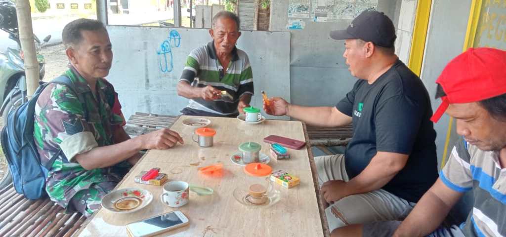 Babinsa Koramil Kesamben Komsos dengan Masyarakat