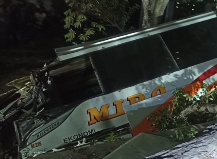 Bus Mira Terperosok ke Sungai, Kernet Meninggal dan Belasan Penumpang Terluka
