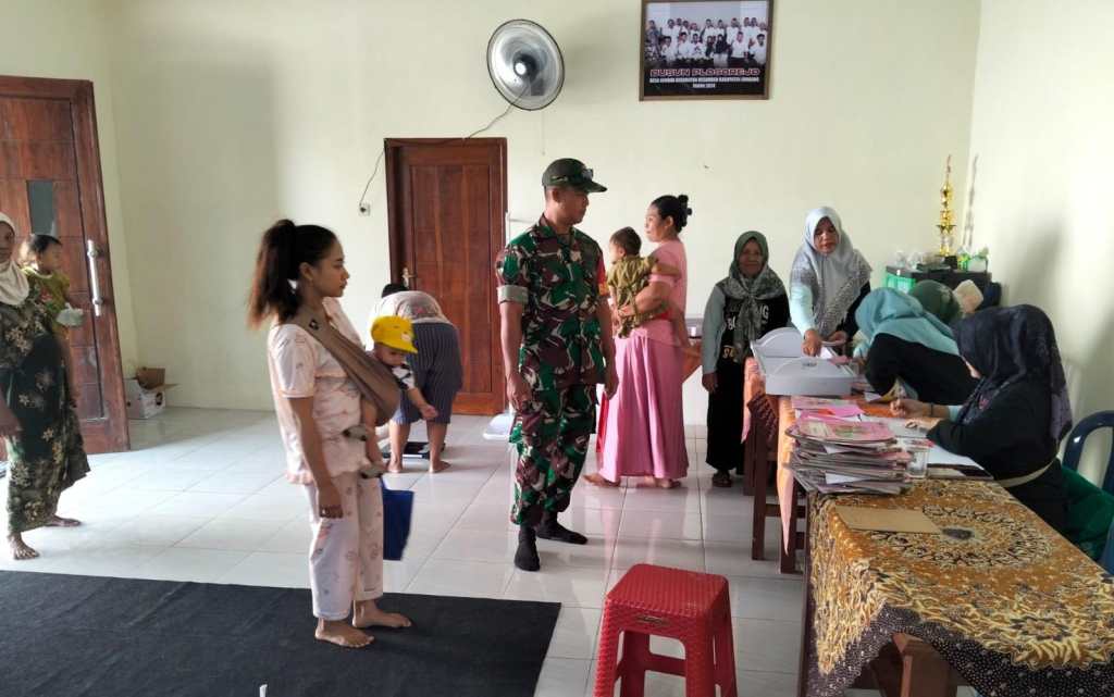 Babinsa Koramil Kesamben Kawal Posyandu&nbsp;Balita