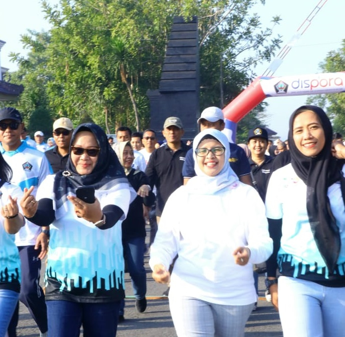 Bupati Blitar Buka Giat Senam Tera serta Berangkatkan Jalan Sehat Peringati Hari Olahraga&nbsp;ke-41