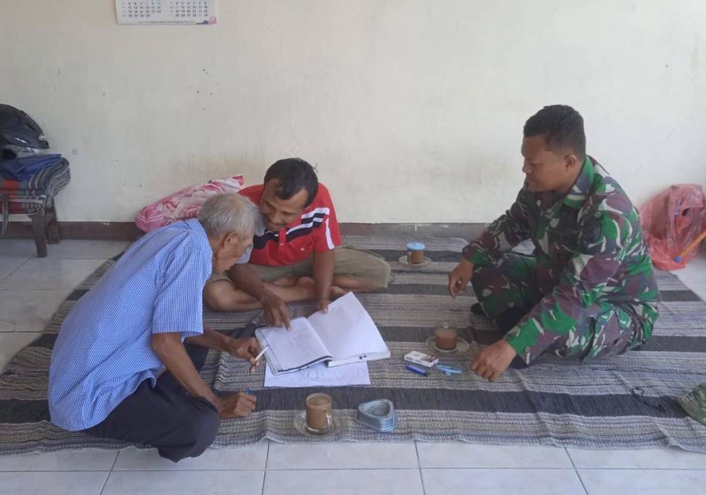 Sertu Jariyono Komsos dengan Warga